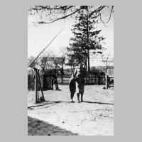 059-0171 Elsbeth und Ulrich Neumann. Im Hintergrund die ueberschwemmten Pregelwiesen im Fruehjahr 1942..JPG